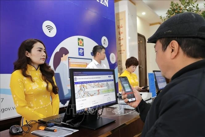 Người dân trải nghiệm đại lý dịch vụ công tại Bưu điện Trung tâm Hoàn Kiếm (Hà Nội).