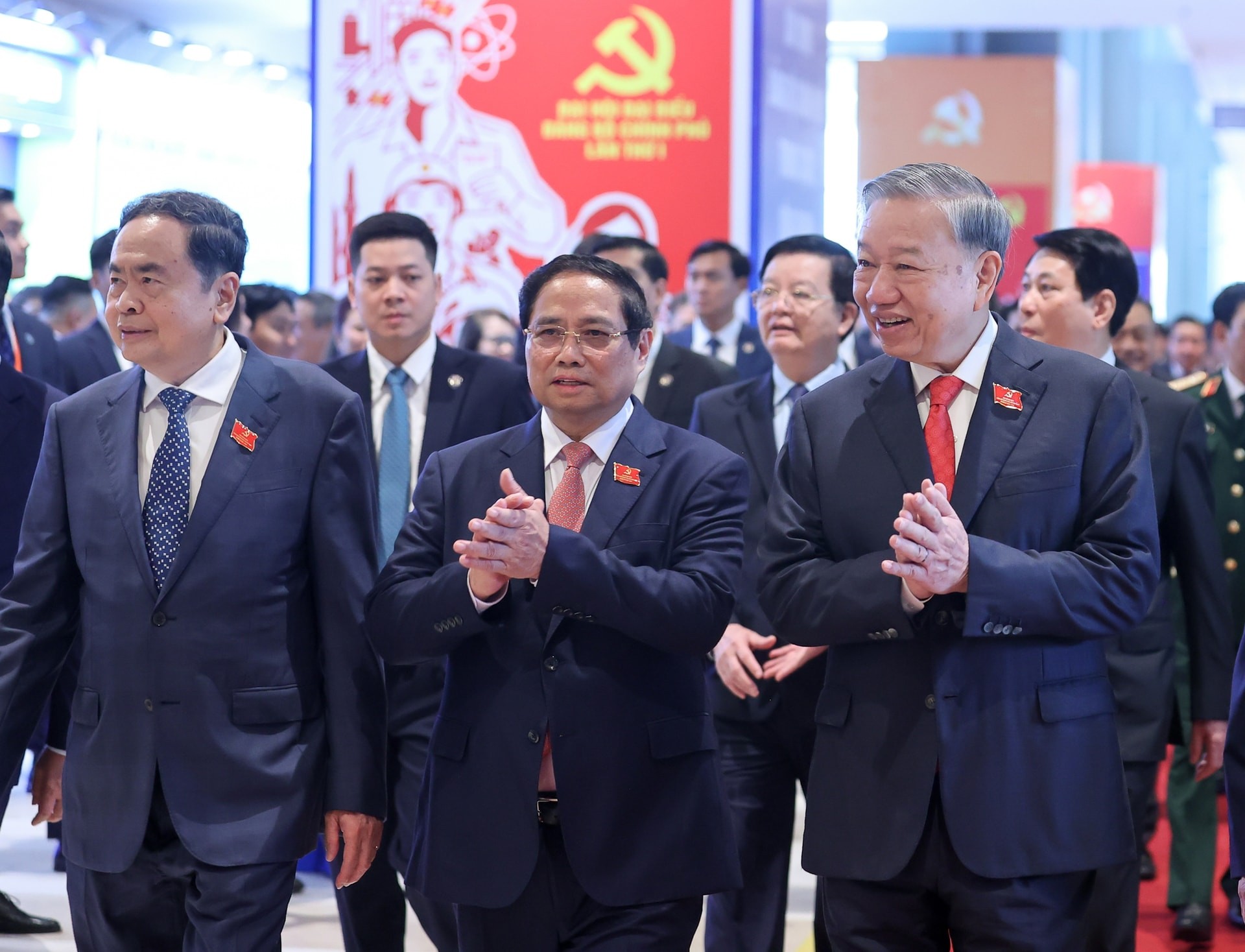 Trước khi khai mạc Đại hội, Tổng Bí thư Tô Lâm và các đại biểu tham quan triển lãm thành tựu của các bộ, ngành, cơ quan trực thuộc Chính phủ. Trước khi khai mạc Đại hội, Tổng Bí thư Tô Lâm và các đại biểu tham quan triển lãm thành tựu của các bộ, ngành, cơ quan trực thuộc Chính phủ.