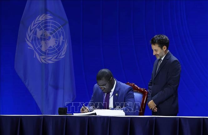 Đại diện Guinea-Bissau ký Công ước của Liên hợp quốc về Chống tội phạm mạng. Đại diện Guinea-Bissau ký Công ước của Liên hợp quốc về Chống tội phạm mạng.
