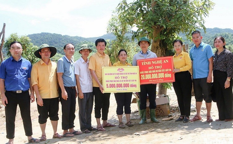 Lãnh đạo tỉnh Nghệ An và Ủy ban Mặt trận Tổ quốc Việt Nam tỉnh Nghệ An đã trao hỗ trợ 25 tỷ đồng tới xã Tương Dương khắc phục hậu quả thiên tai. Lãnh đạo tỉnh Nghệ An và Ủy ban Mặt trận Tổ quốc Việt Nam tỉnh Nghệ An đã trao hỗ trợ 25 tỷ đồng tới xã Tương Dương khắc phục hậu quả thiên tai.