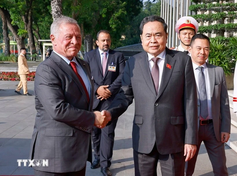 Chủ tịch Quốc hội Trần Thanh Mẫn đón Quốc vương Jordan Abdullah II bin Al Hussein.