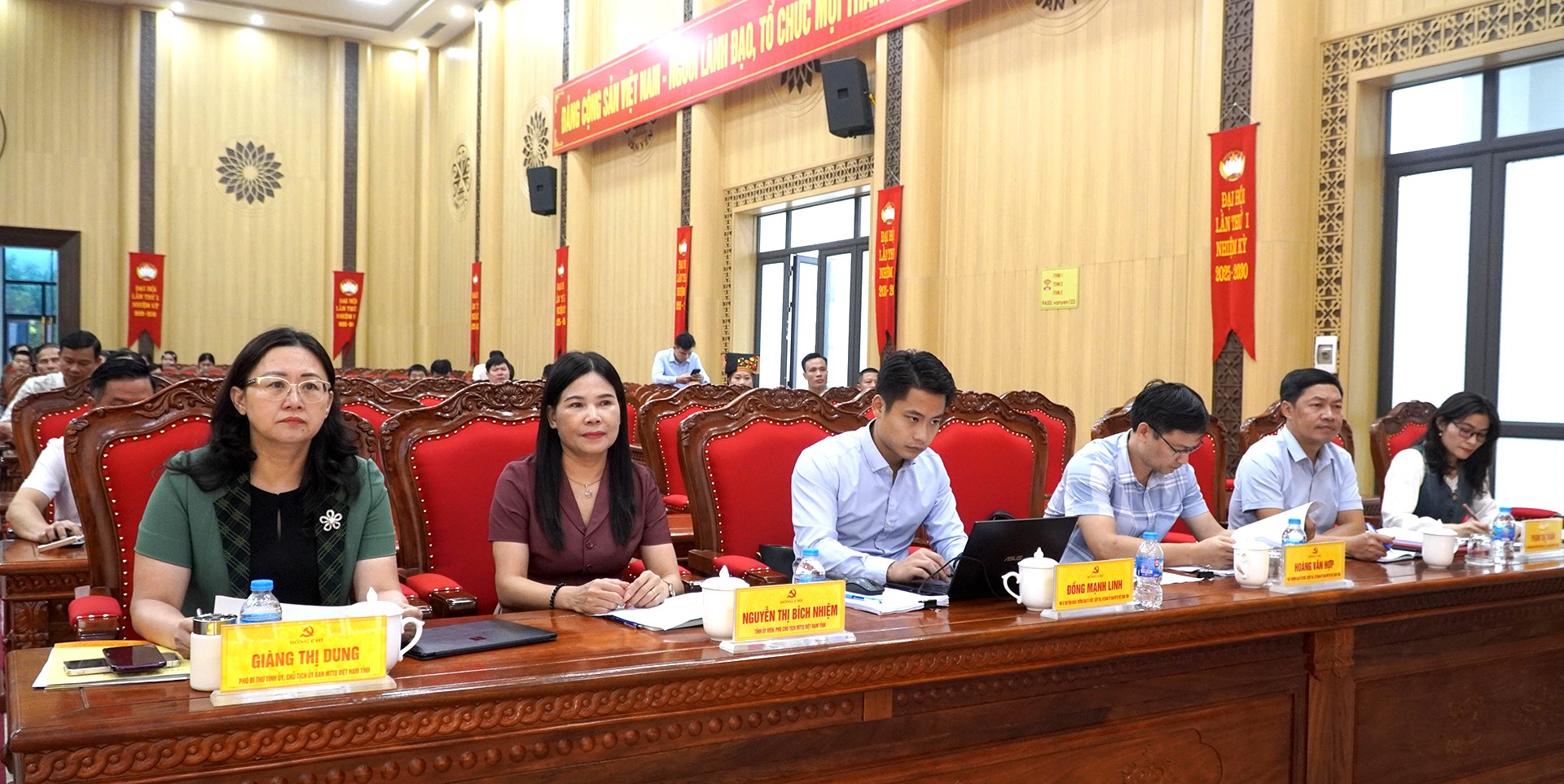 Các đồng chí lãnh đạo tỉnh dự buổi tổng duyệt. 27-8-ba-dung4.jpg