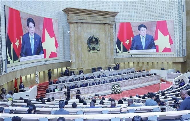 Chủ tịch nước Lương Cường phát biểu chính sách với các Nghị sĩ Quốc hội Angola. Chủ tịch nước Lương Cường phát biểu chính sách với các Nghị sĩ Quốc hội Angola.