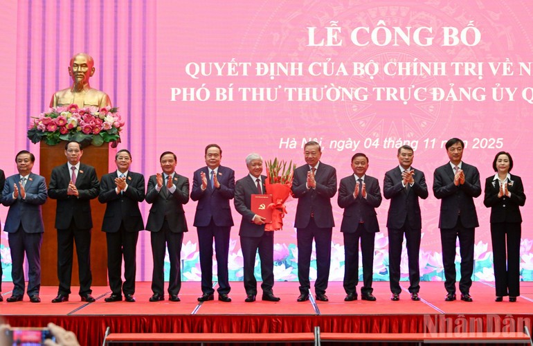 Tổng Bí thư Tô Lâm, Chủ tịch Quốc hội Trần Thanh Mẫn, Thường trực Ban Bí thư Trần Cẩm Tú và các đại biểu chụp ảnh lưu niệm tại buổi lễ.