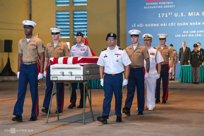 Các sĩ quan Quân đội Mỹ làm thủ tục nhận bàn giao hài cốt từ phía Việt Nam.