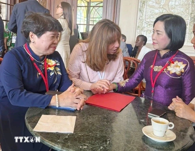 Đoàn Việt Nam trao đổi với đại diện các nước tham dự Đại hội đồng Liên minh Nghị viện Pháp ngữ lần thứ 50.