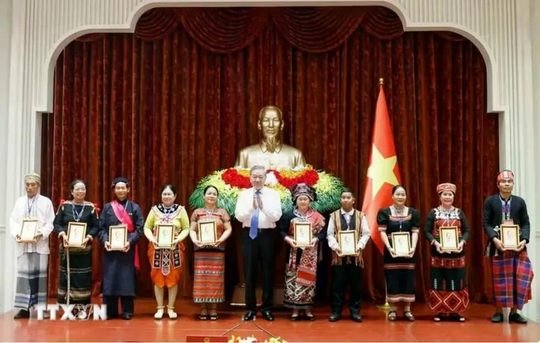 Tổng Bí thư, Chủ tịch nước Tô Lâm tặng chân dung Chủ tịch Hồ Chí Minh cho các già làng, trưởng bản, nghệ nhân, người có uy tín tiêu biểu toàn quốc.