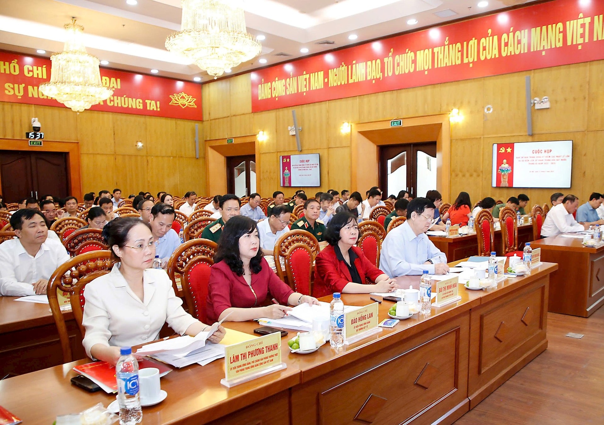 Bí thư Thành ủy Hà Nội Bùi Thị Minh Hoài và các đại biểu tham dự cuộc họp. Bí thư Thành ủy Hà Nội Bùi Thị Minh Hoài và các đại biểu tham dự cuộc họp.