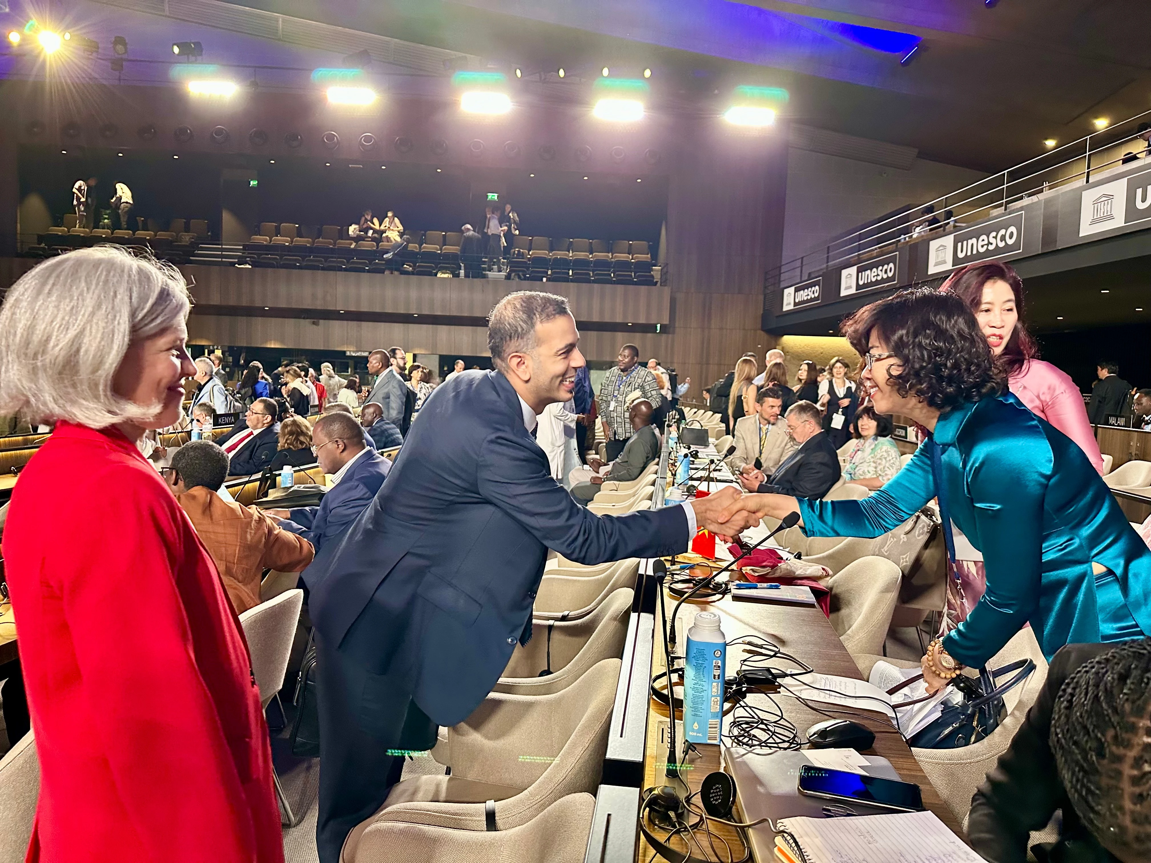 Bạn bè quốc tế chúc mừng đoàn Việt Nam.