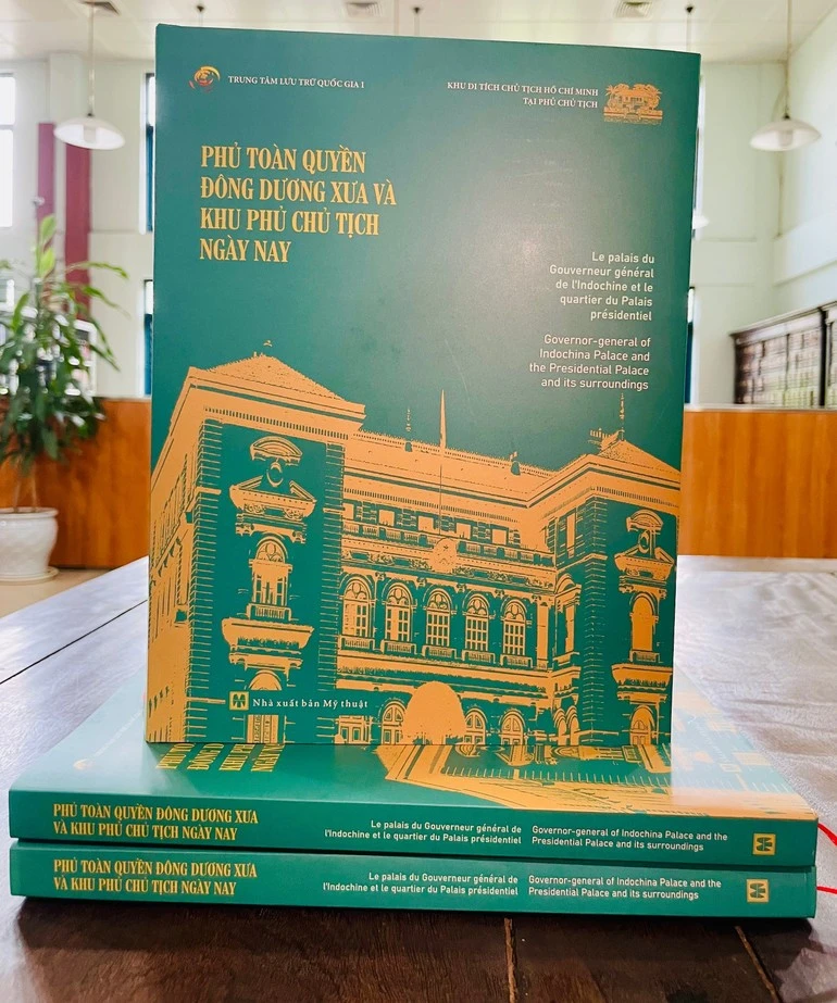 Cuốn sách hơn 200 trang được in màu với nhiều hình ảnh kiến trúc quý giá.