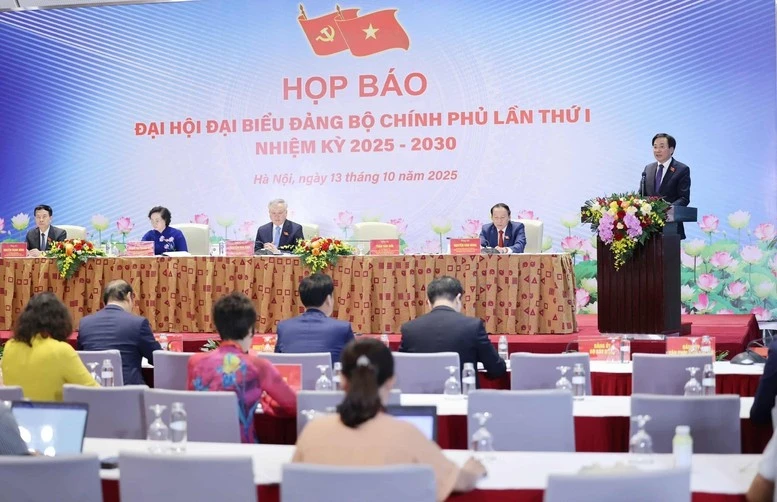 Toàn cảnh họp báo.