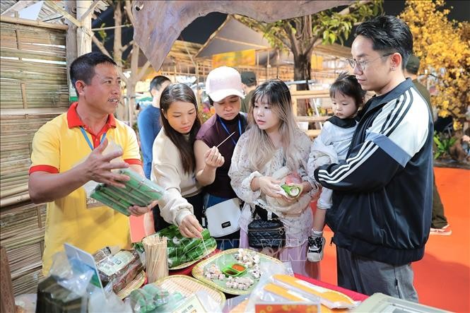 Người dân đến tham quan, mua sắm tại Festival OCOP Việt Nam 2025. Ảnh: Lê Đông/TTXVN