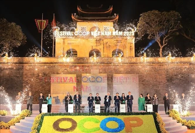 Các đại biểu thực hiện nghi thức khai mạc Festival OCOP Việt Nam năm 2025.