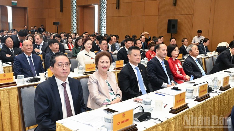会議には企業、一般企業、事業体のトップの代表者が出席した。 Đại diện lãnh đạo các tập đoàn, tổng công ty, doanh nghiệp tham dự hội nghị.