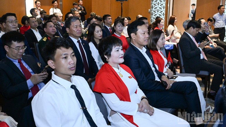 企業やビジネスのリーダーの代表者が会議に出席した。 Đại diện lãnh đạo các tập đoàn, doanh nghiệp tham dự hội nghị.