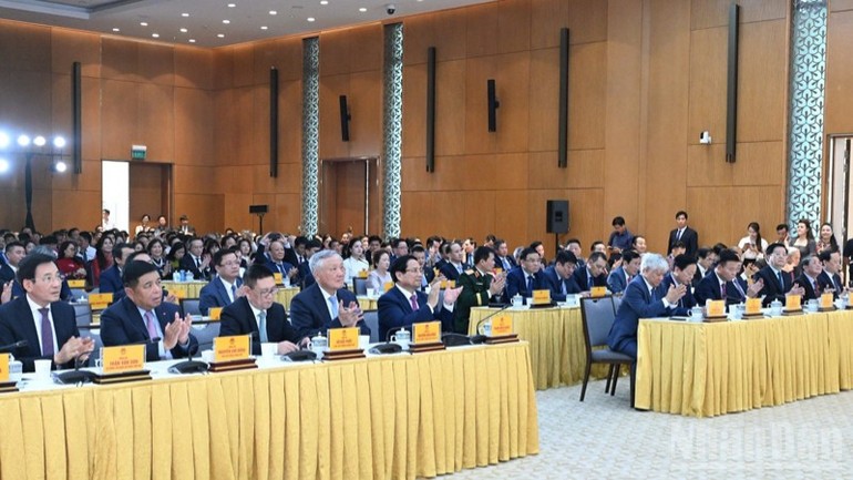 ファム・ミン・チン首相、党と国家の指導者、代表団が会議に出席した。 Thủ tướng Phạm Minh Chính, các đồng chí lãnh đạo Đảng, Nhà nước và các đại biểu tham dự Hội nghị.