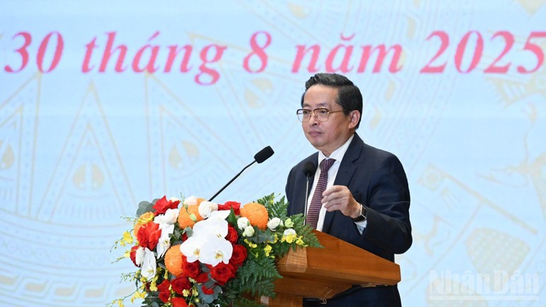 CTグループのトラン・キム・チョン会長が会議で講演。 Chủ tịch Tập đoàn CT Group Trần Kim Chung phát biểu tham luận tại hội nghị.