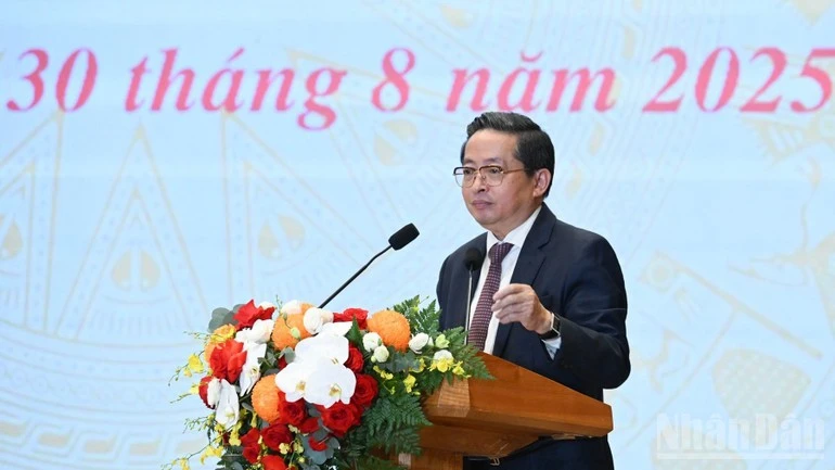 Chủ tịch Tập đoàn CT Group Trần Kim Chung phát biểu tham luận tại hội nghị.