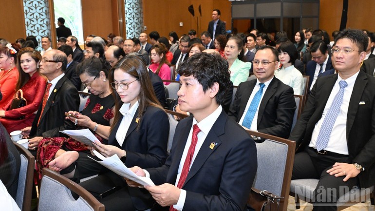 会議に出席する代表者たち。 Các đại biểu tham dự hội nghị.