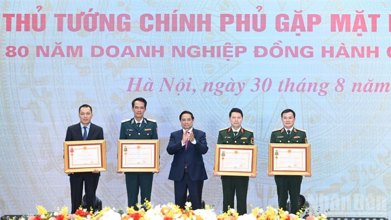 ファム・ミン・チン首相は優秀な企業に祖国保護勲章を授与した。 Thủ tướng Phạm Minh Chính trao Huân chương Bảo vệ Tổ quốc tặng các doanh nghiệp tiêu biểu.