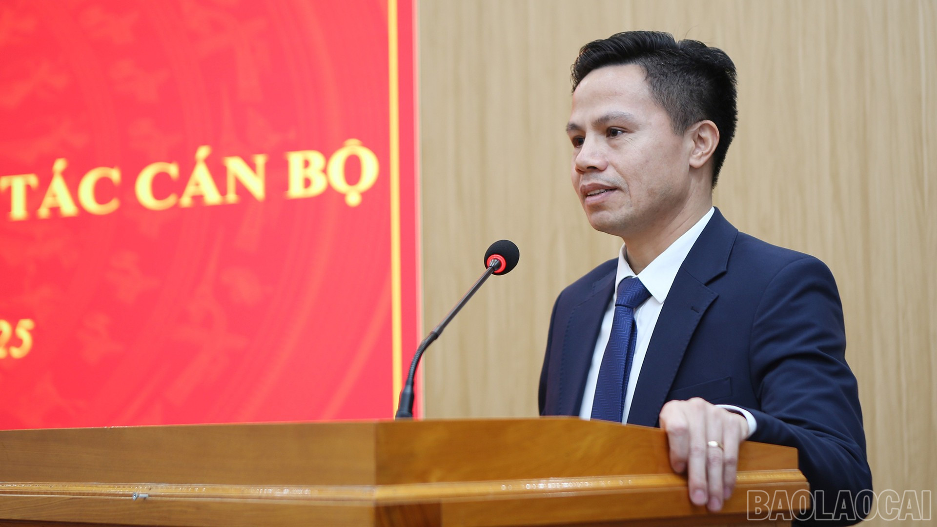 Tân Bí thư Đảng ủy xã Võ Lao Dương Đức Toàn phát biểu tại hội nghị. baolaocai-br_15-12-ongtoan2.jpg