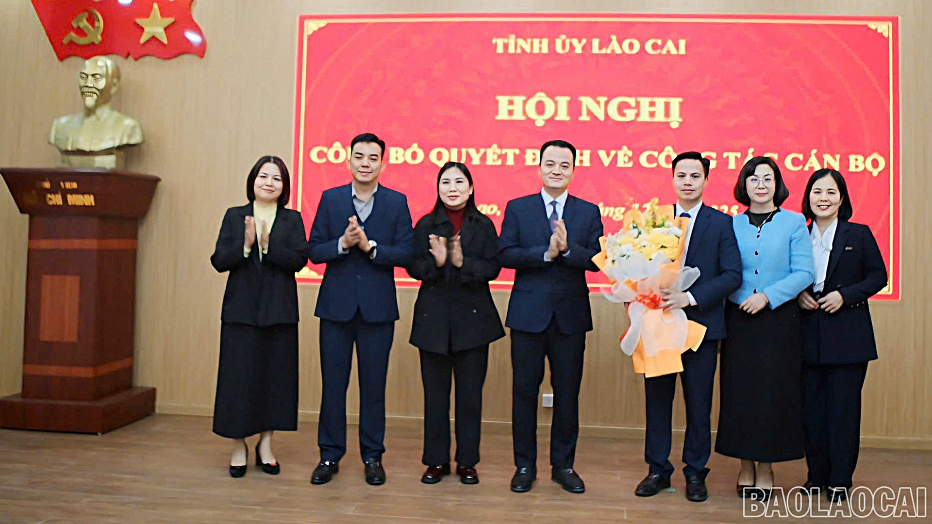 Đồng chí Giàng Quốc Hưng - Trưởng ban Nội chính Tỉnh ủy tặng hoa chúc mừng đồng chí Dương Đức Toàn. baolaocai-br_15-12-ongtoan3.jpg