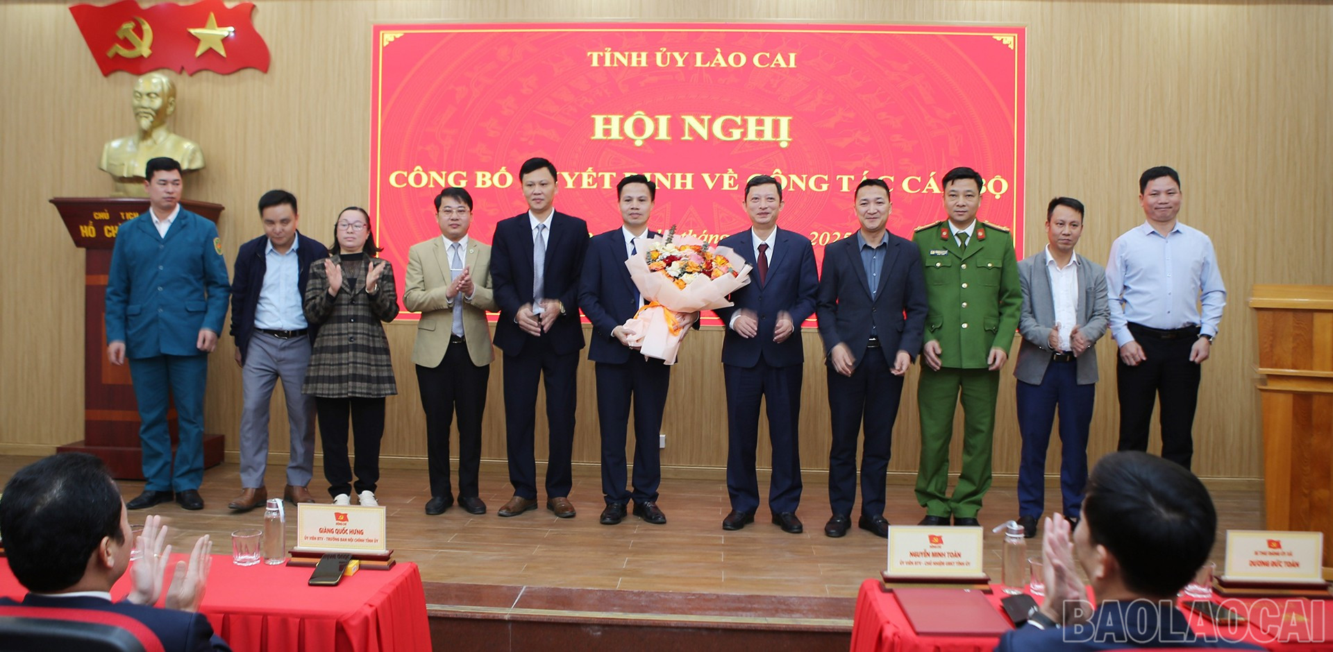 Ban Thường vụ Đảng ủy xã Võ Lao tặng hoa chúc mừng tân Bí thư Đảng ủy xã. baolaocai-br_15-12-ongtoan4.jpg