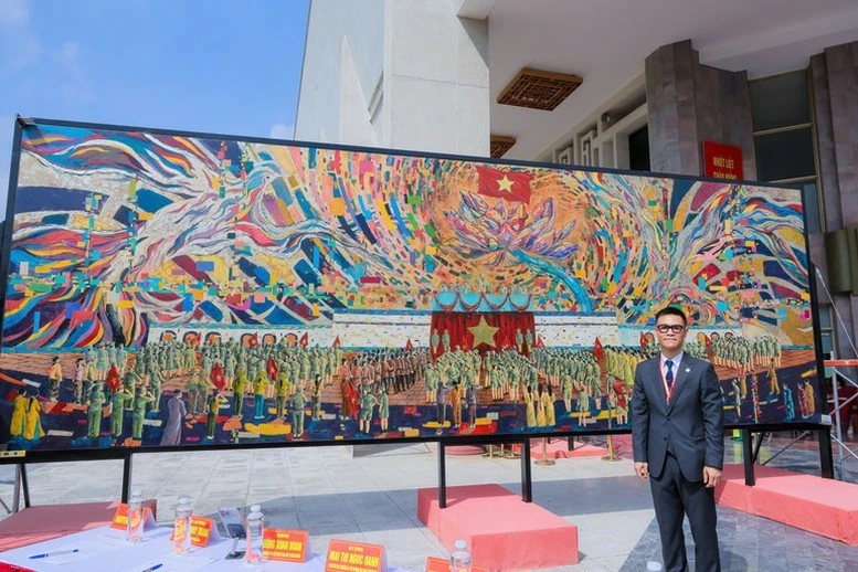 Họa sĩ Chu Nhật Quang bên tác phẩm tranh sơn mài khổ lớn, không ghép "Bác Hồ đọc Tuyên ngôn Độc lập" .