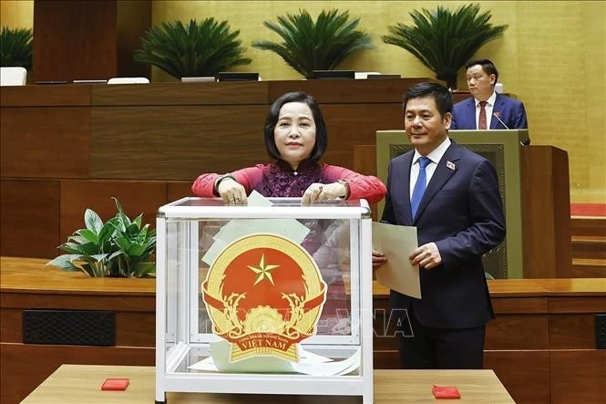 Đại biểu Quốc hội bỏ phiếu.