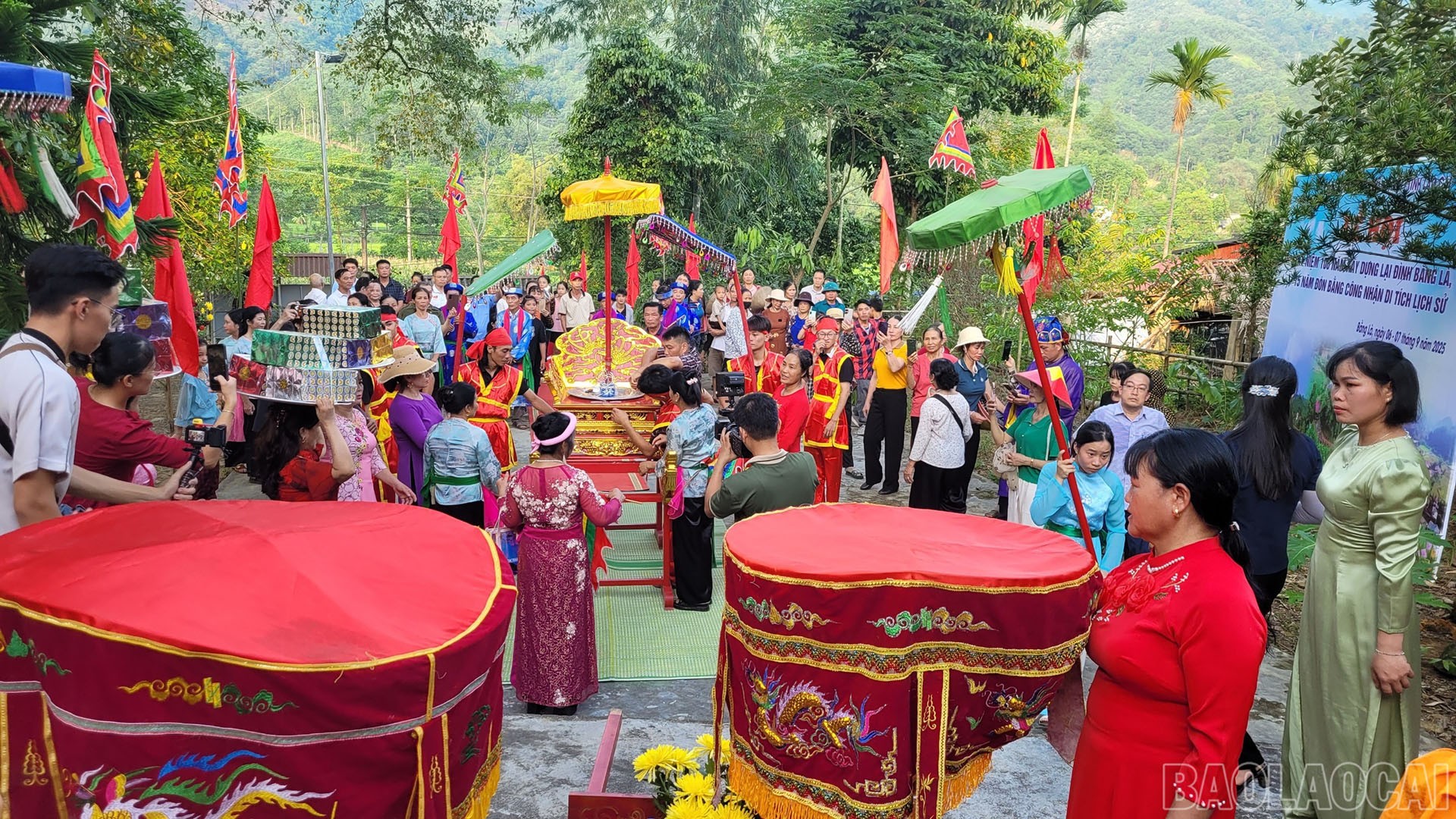 Nghi lễ rước Thần Hoàng làng từ nhà Thổ Đạo ra đình. 7-9-le-hoi1.jpg