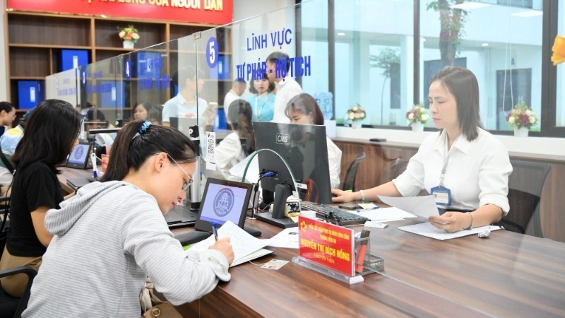 Cán bộ làm việc tại Trung tâm Phục vụ hành chính công phường Đống Đa, Hà Nội. (Ảnh minh họa) 7-9-huong-dan.jpg