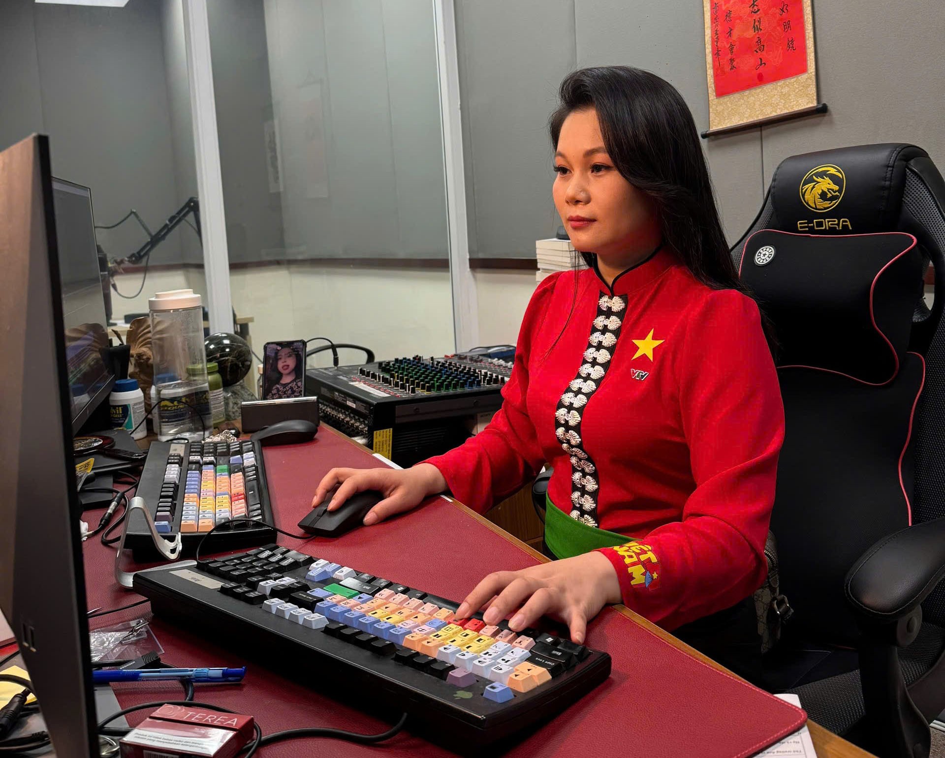 Biên tập viên Kim Nghĩa hiện đang làm việc tại Ban Truyền hình tiếng Dân tộc - Đài Truyền hình Việt Nam (VTV5). 7-9-kimnghia.jpg