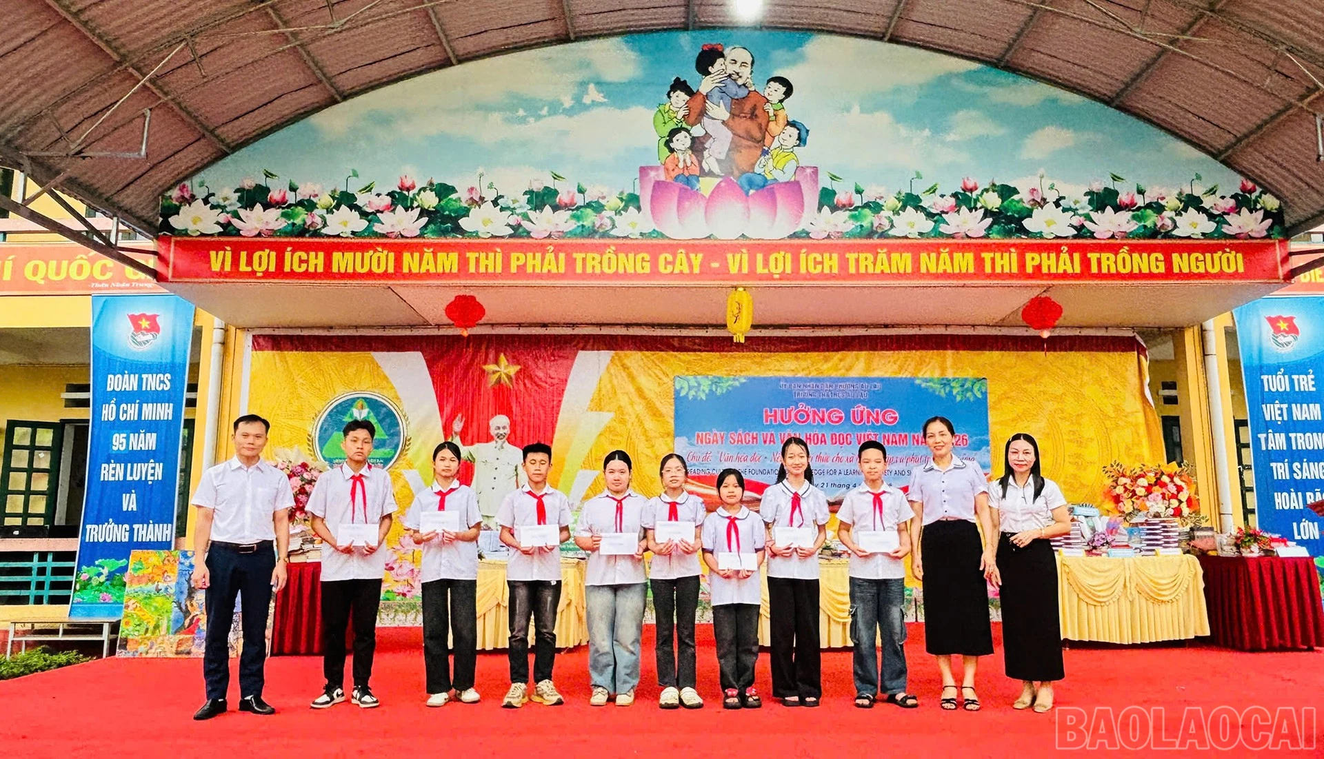 Trao giải cho các học sinh xuất sắc.