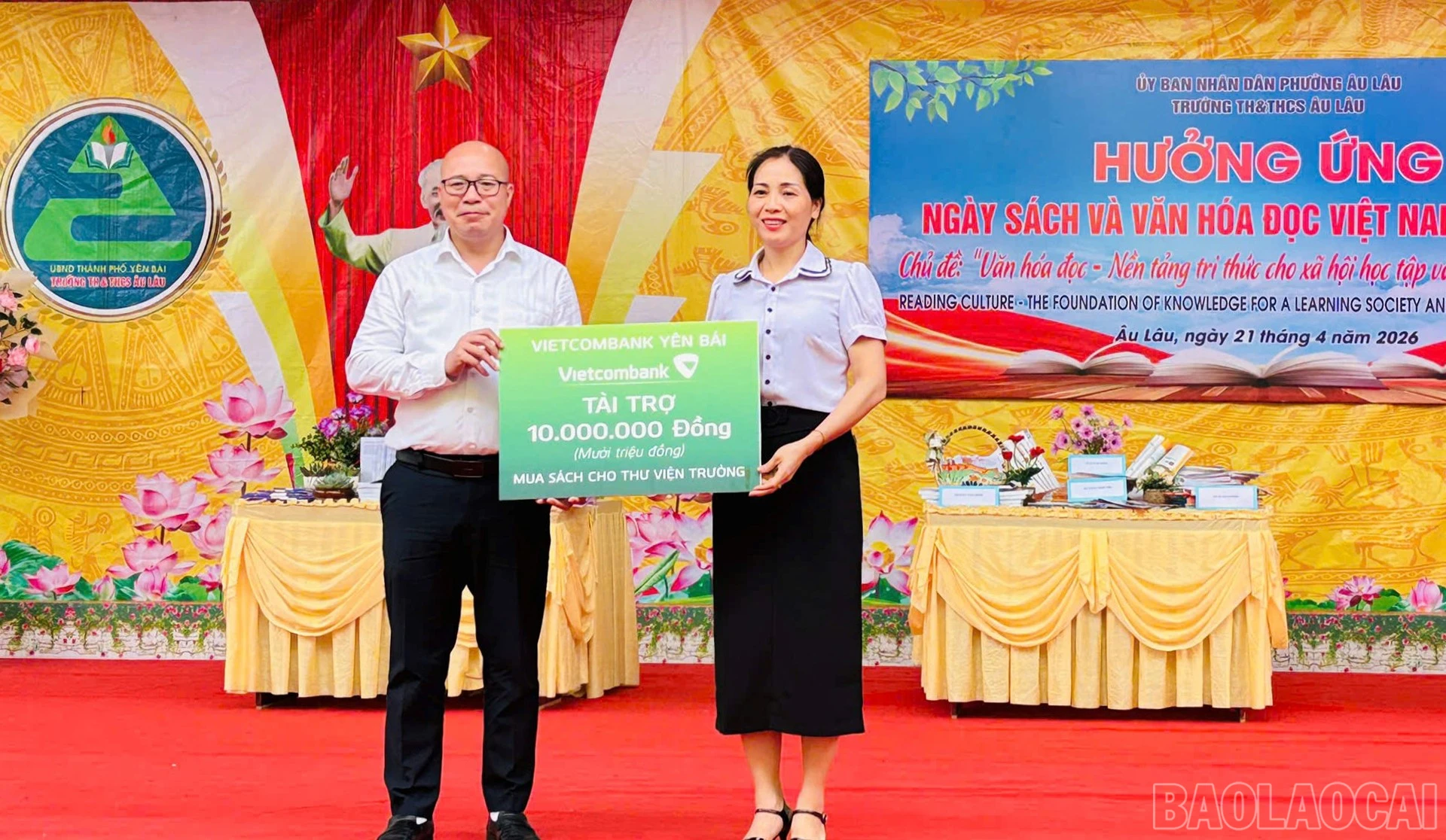 Ngân hàng Thương mại cổ phần Ngoại thương Việt Nam - Chi nhánh Yên Bái ủng hộ số tiền 10 triệu đồng.