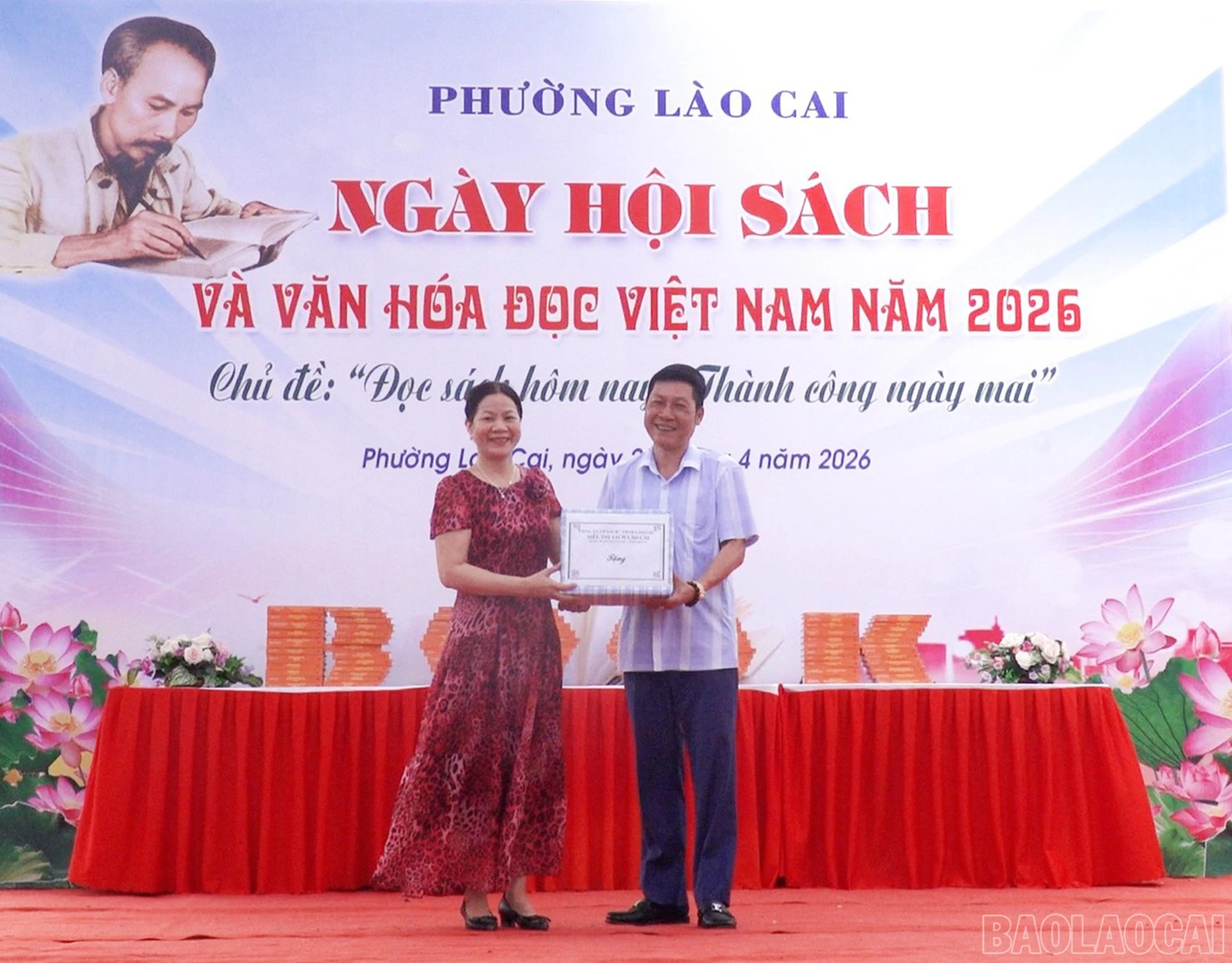Đại diện Công ty Cổ phần Sách và Thiết bị trường học Lào Cai đã trao tặng nhiều đầu sách cho khu dân cư Hồng Hà.