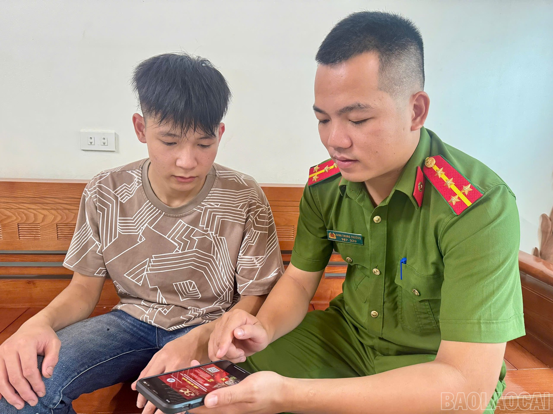 Công an phường Yên Bái, tỉnh Lào Cai hướng dẫn Nhân dân truy cập và tham dự cuộc thi. baolaocai-br_26-7-cuochti4.jpg