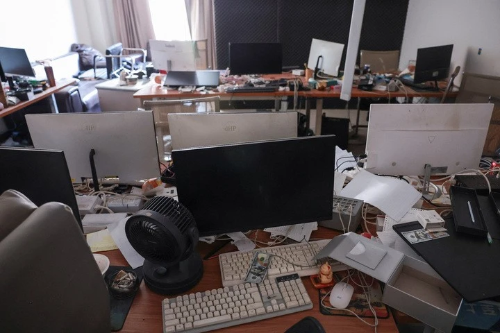 Các máy tính bên trong một khu phức hợp tại O’Smach được sử dụng cho hoạt động lừa đảo, ngày 2/2/2026. (Ảnh: REUTERS/Chalinee Thirasupa)