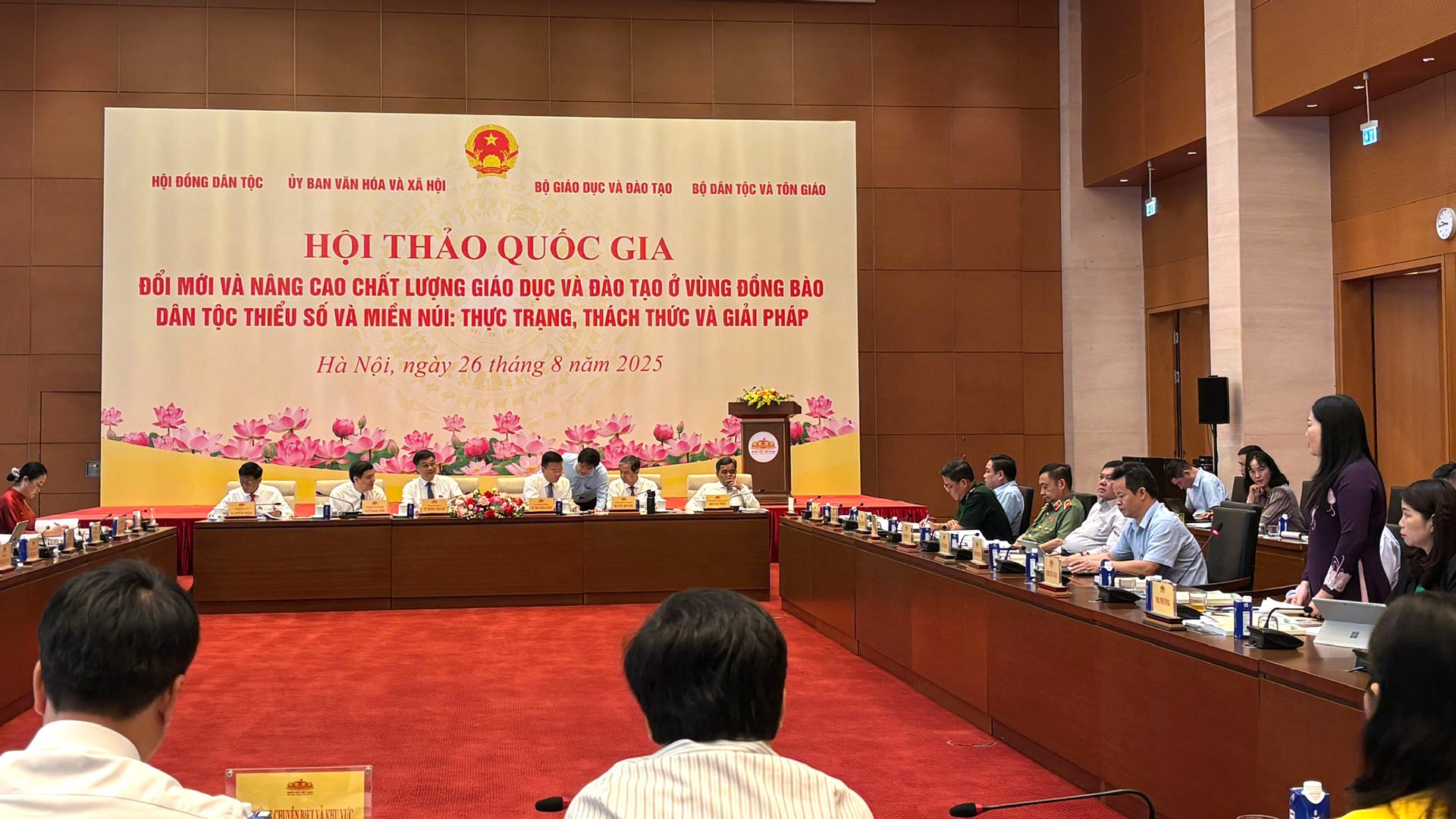 Đồng chí Vũ Thị Hiền Hạnh phát biểu tại Hội thảo. 26-8-ba-hanh2.jpg