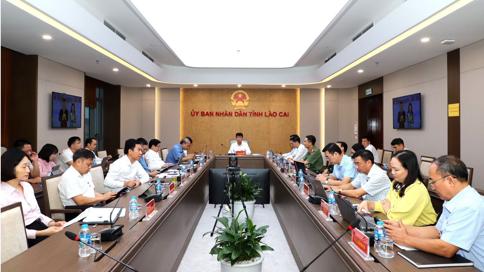 Đồng chí Trần Huy Tuấn - Phó Bí thư Tỉnh ủy, Chủ tịch UBND tỉnh, Phó Trưởng ban Thường trực BCĐ và các đại biểu tham dự Hội nghị tại điểm cầu tỉnh Lào Cai. 26-8-ongtuan.jpg