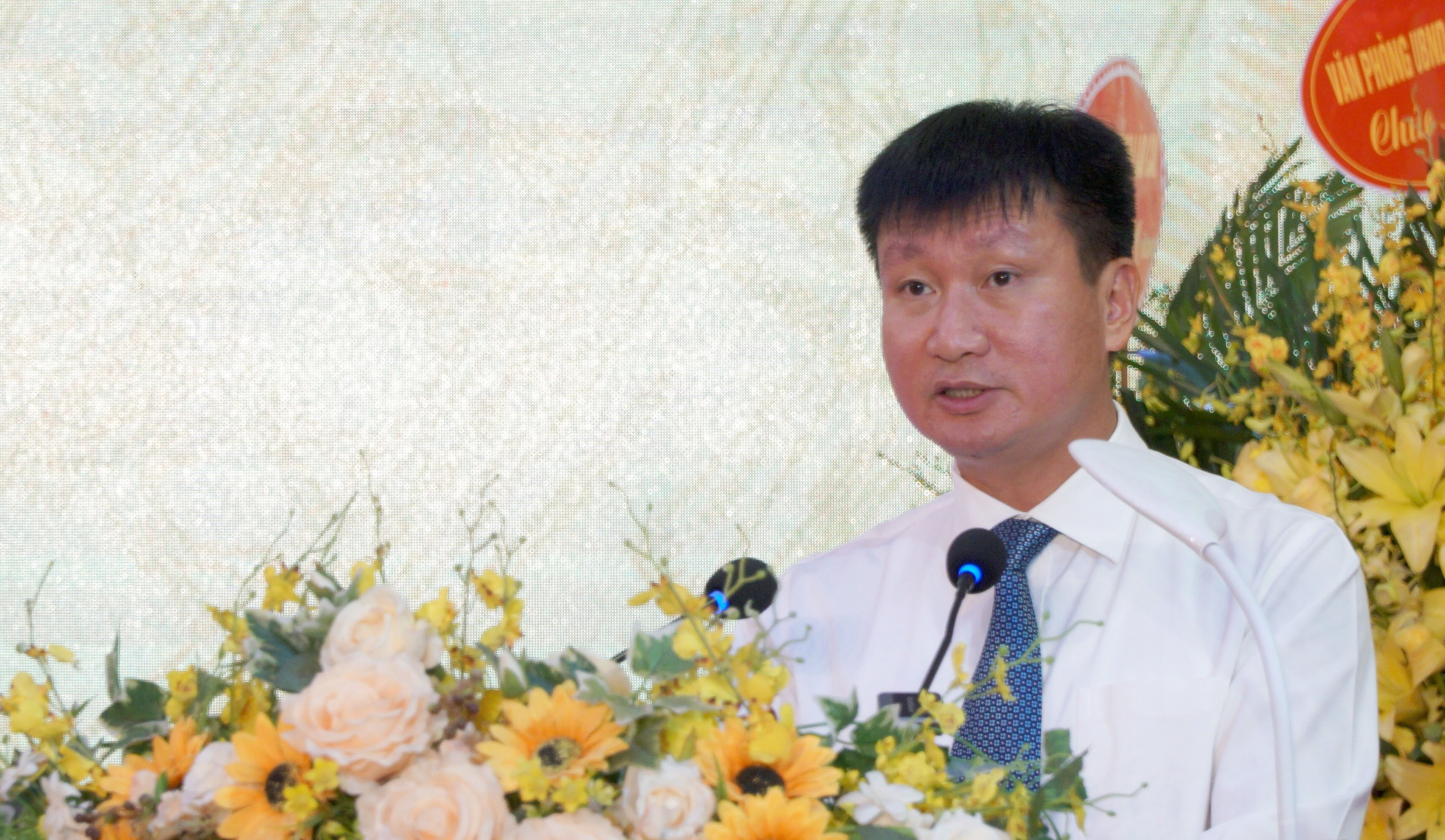 Đồng chí Trần Huy Tuấn - Phó Bí thư Tỉnh uỷ, Chủ tịch UBND tỉnh phát biểu tại buổi Lễ kỷ niệm. 26-8-ong-tuan.jpg