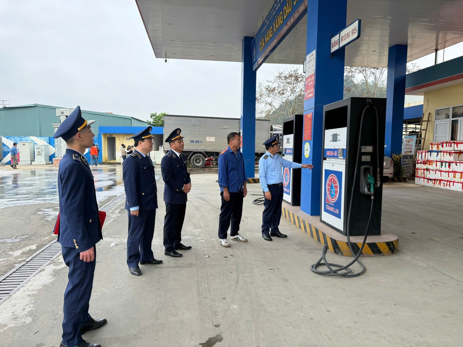 Chi cục Quản lý thị trường tỉnh Lạng Sơn giám sát tình hình kinh doanh xăng dầu trên địa bàn.