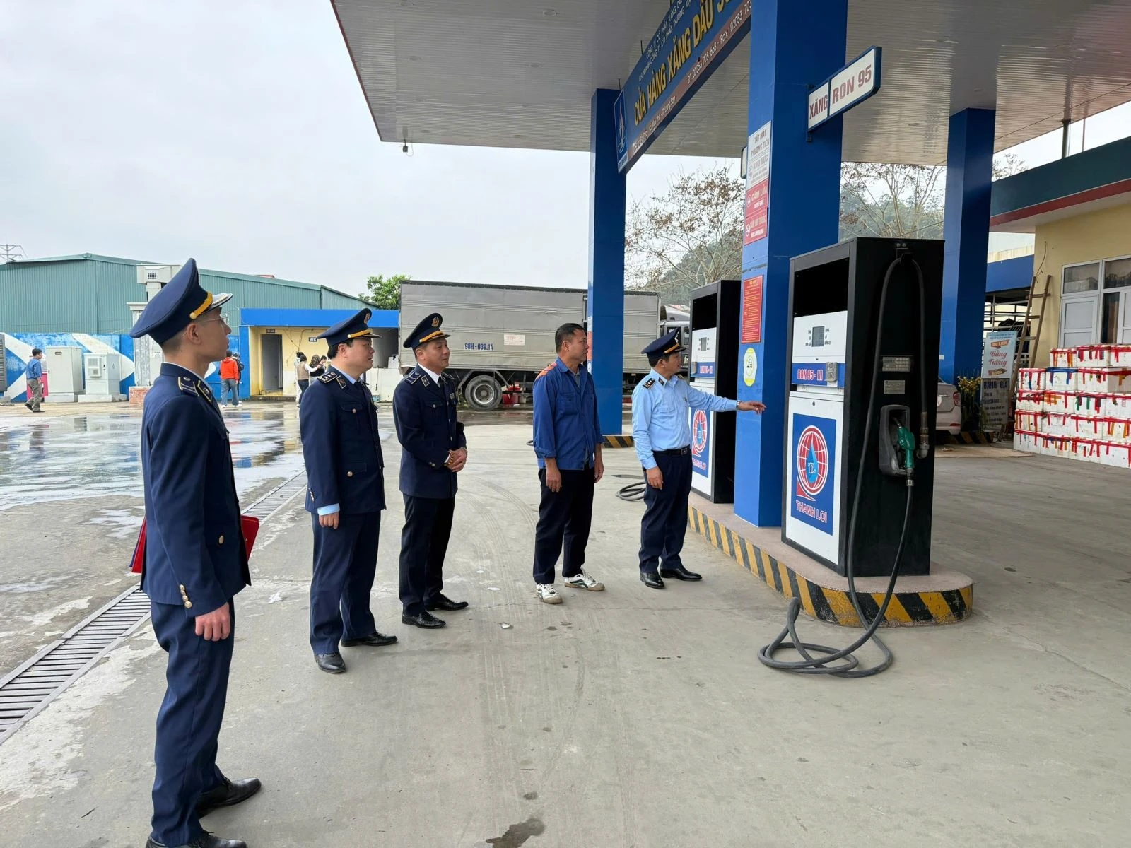 Chi cục Quản lý thị trường tỉnh Lạng Sơn giám sát tình hình kinh doanh xăng dầu trên địa bàn.