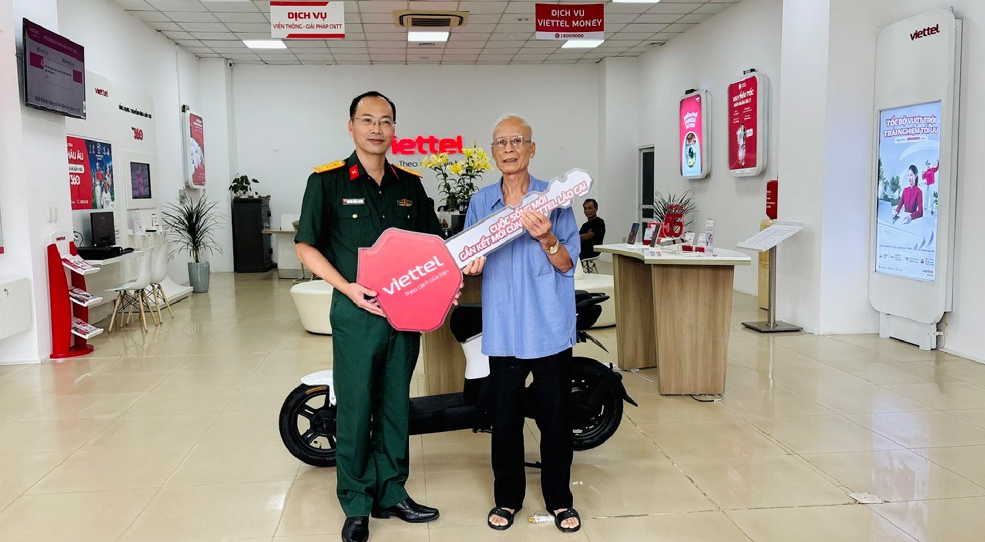 Lãnh đạo Viettel trao phần thưởng cho khách hàng trúng giải Nhất. 15-9-giainhat.jpg