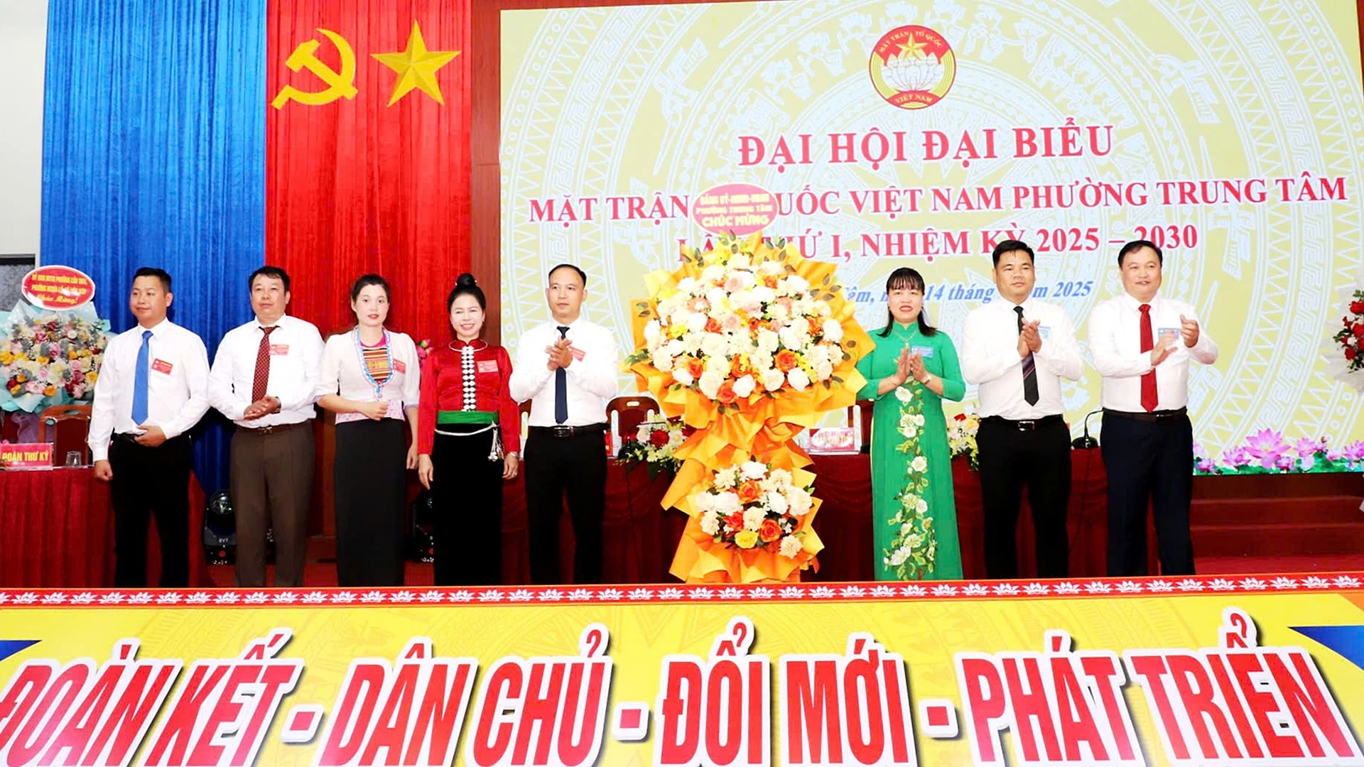 Các đồng chí lãnh đạo Đảng ủy phường tặng hoa chúc mừng đại hội.