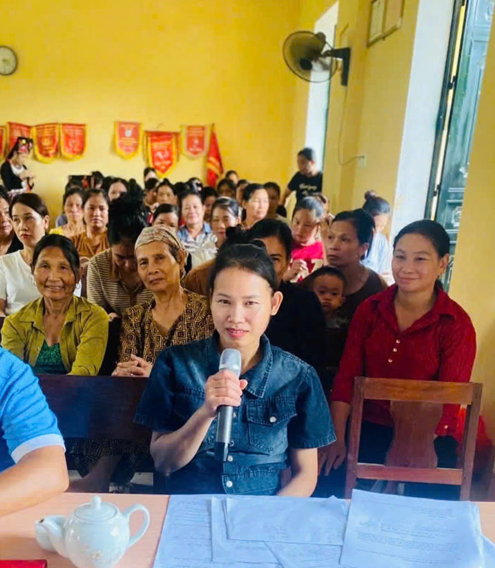 Phụ nữ tham gia hoạt động tuyên truyền của tổ truyền thông cộng đồng thôn Làng Câu, xã Tân Hợp.