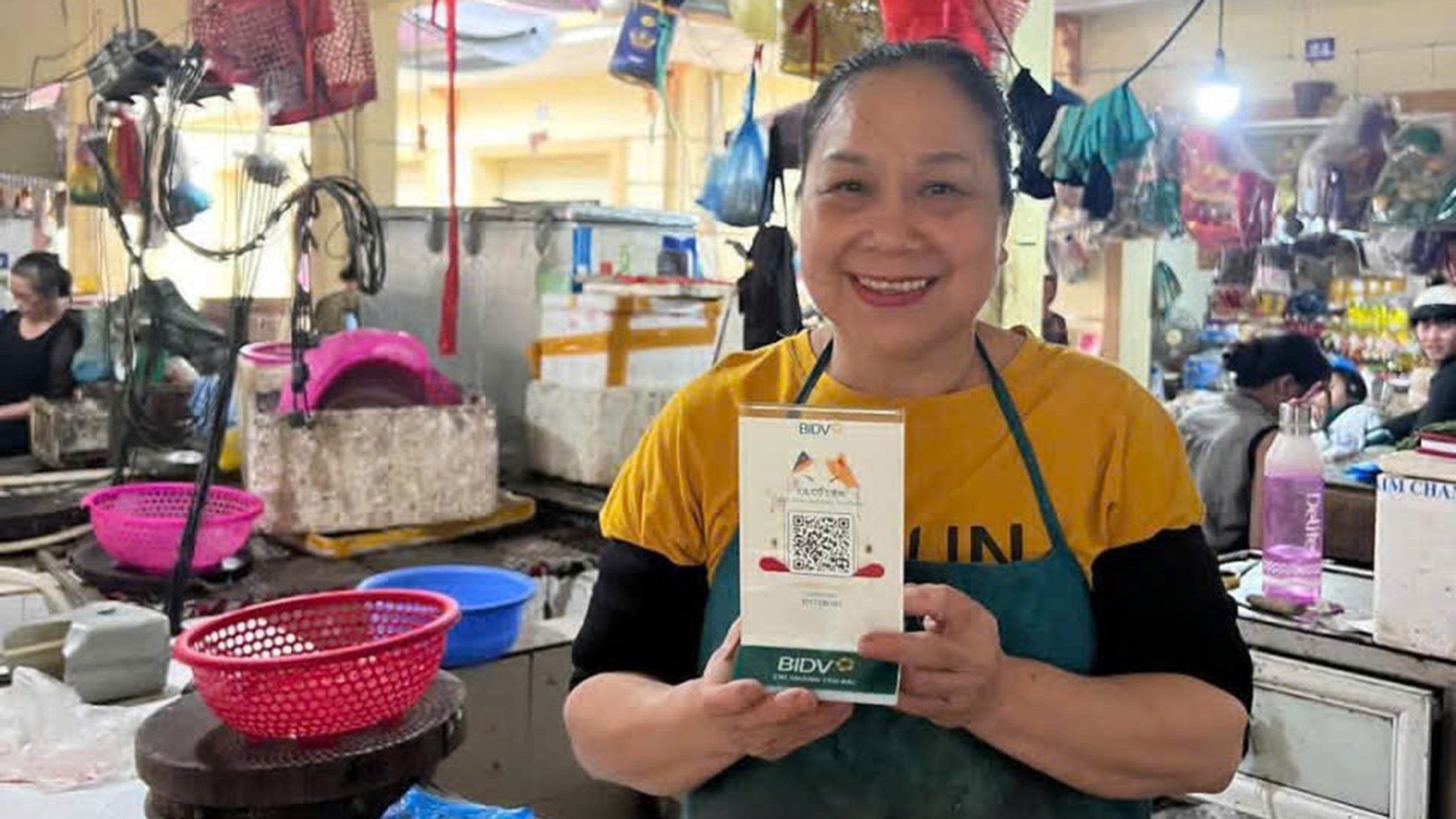 Tiểu thương chợ Yên Thịnh sử dụng mã QR để thanh toán. 15-9-tieuthuong.jpg