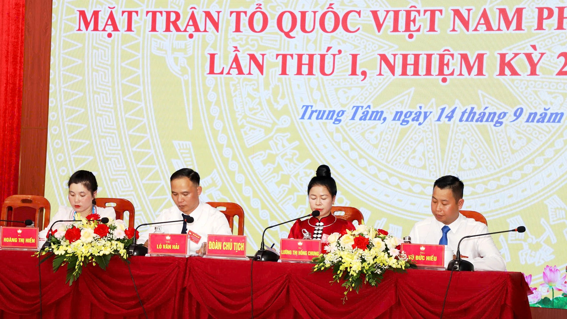 Đoàn chủ tịch điều hành đại hội. 15-9-p-trungtam2.jpg