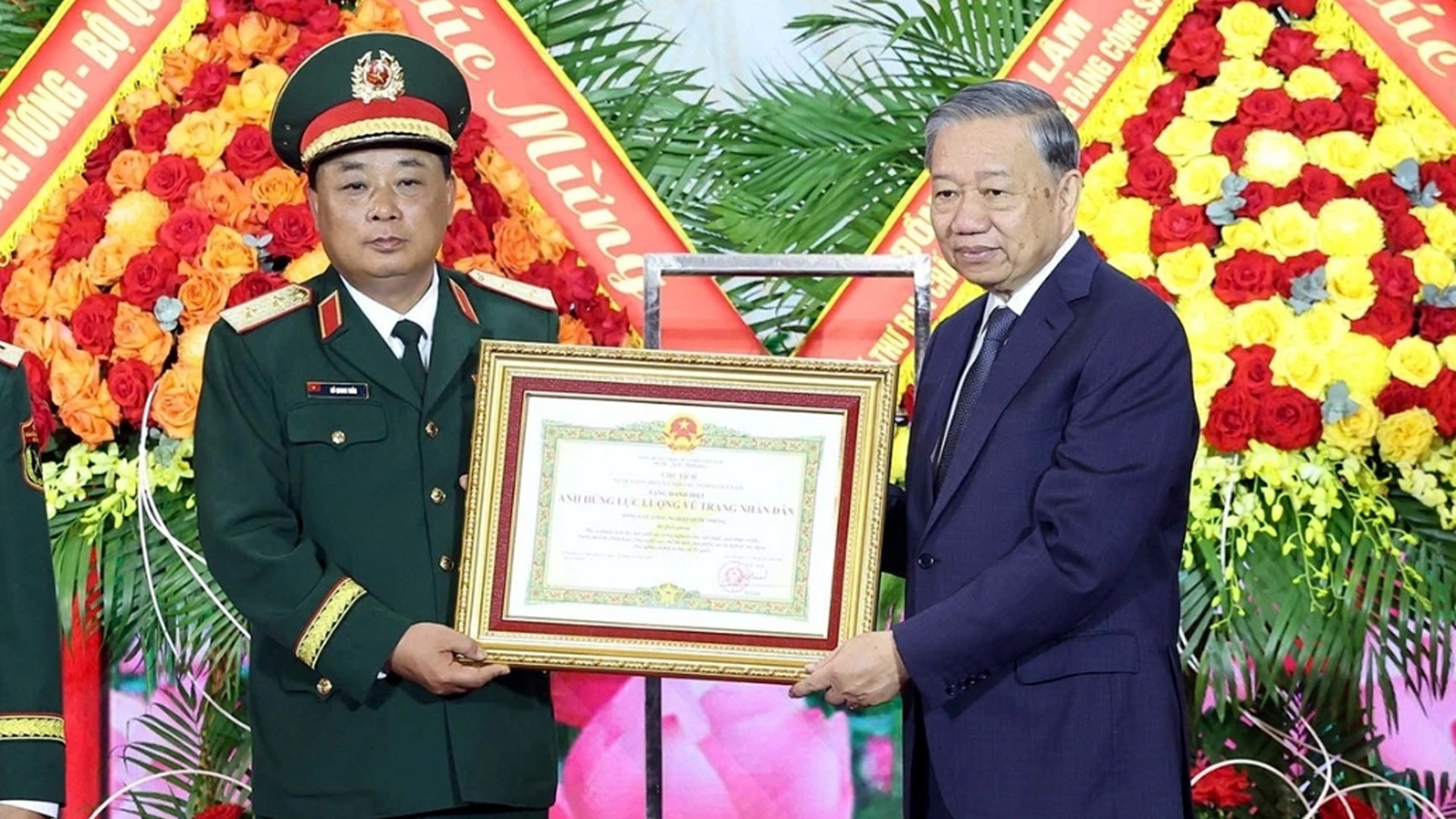 Tổng Bí thư Tô Lâm trao danh hiệu Anh hùng Lực lượng vũ trang nhân dân cho Tổng cục Công nghiệp quốc phòng. 15-9-tbt.jpg