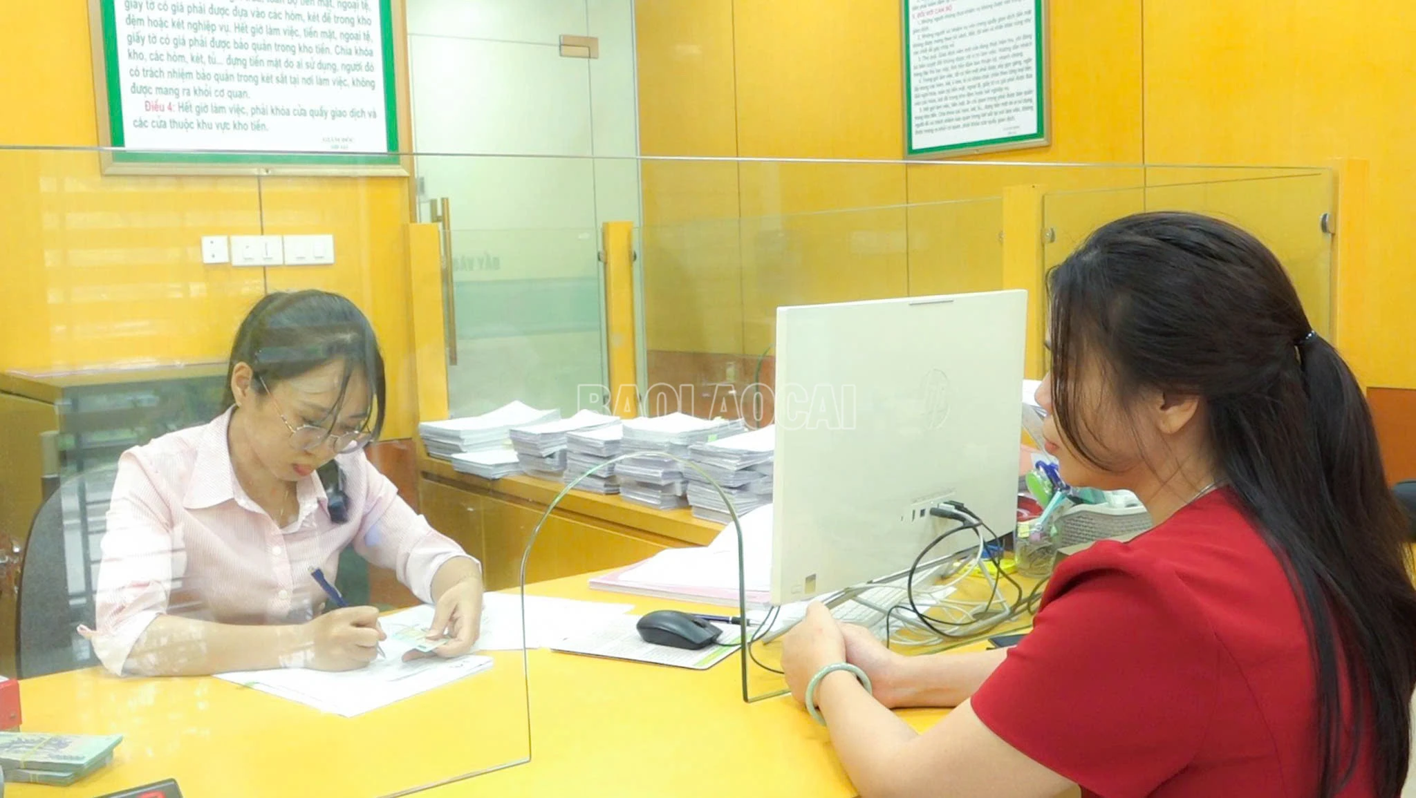 Bà Nguyễn Thị Hương, thôn Văn Yên, xã Mậu A đến Phòng giao dịch Ngân hàng Chính sách xã hội Văn Yên làm thủ tục vay vốn.