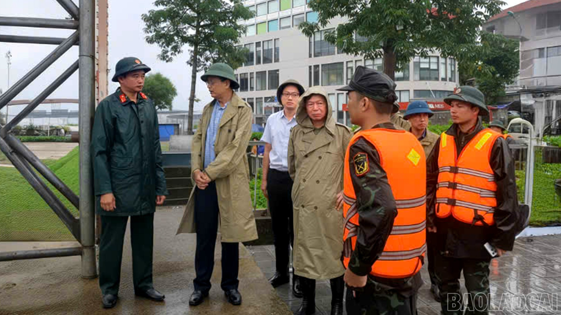 Đồng chí Đại tá Nguyễn Đức Cương - Chính ủy Bộ CHQS tỉnh Lào Cai đi kiểm tra thực tế tình hình ngập lụt trên địa bàn thành phố Lào Cai năm 2024 (nay là phường Lào Cai, tỉnh Lào Cai). baolaocai-br_26-9-bo-chqs1.jpg